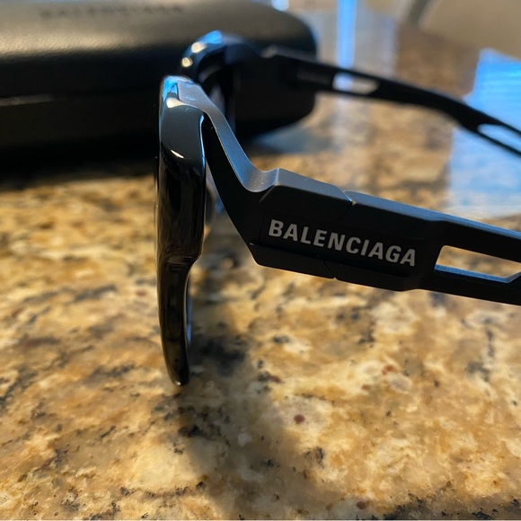 Balenciaga Shadesđź–¤Brand New|Authenticity Card|Leather Case|Soft Logo Traveler - Picture 2 of 3